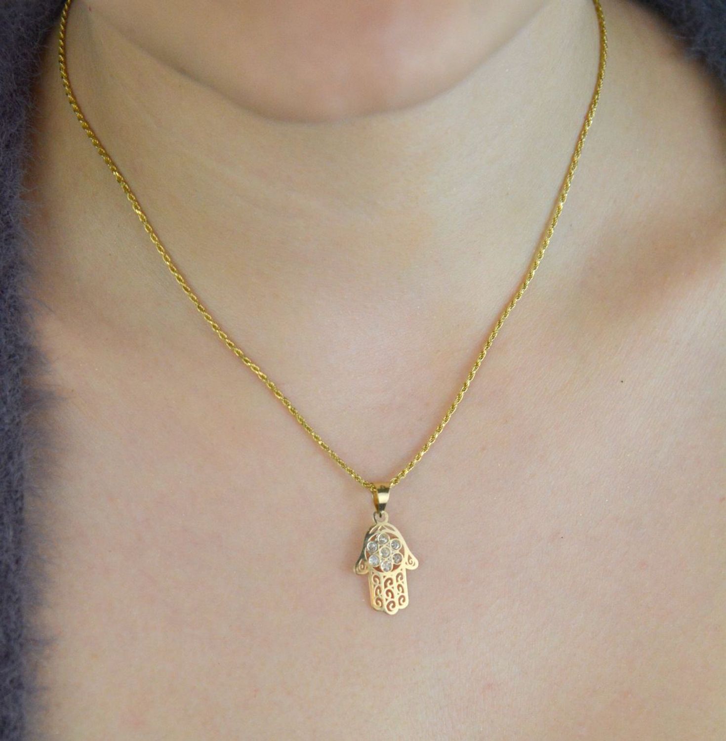 Zawieszka złota Ręka Fatimy próby 585, zdobiona cyrkoniami. Wymiary 2,5×1,3 cm, waga 0,61 g. Idealna jako prezent lub talizman ochronny.1.jpg